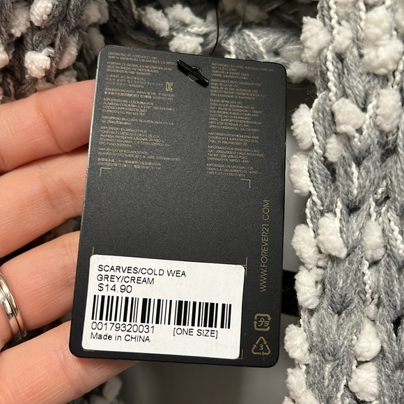 🤍 NWT Forever 21 Circle Scarf Chunky Knit Capsule Neutral Gray Cream 🤍 - Picture 4 of 6